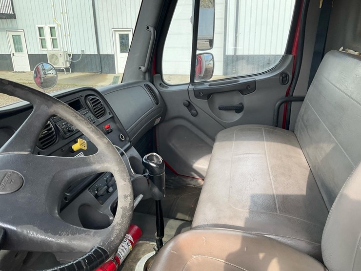 2005-freightliner-m2-106-image-30