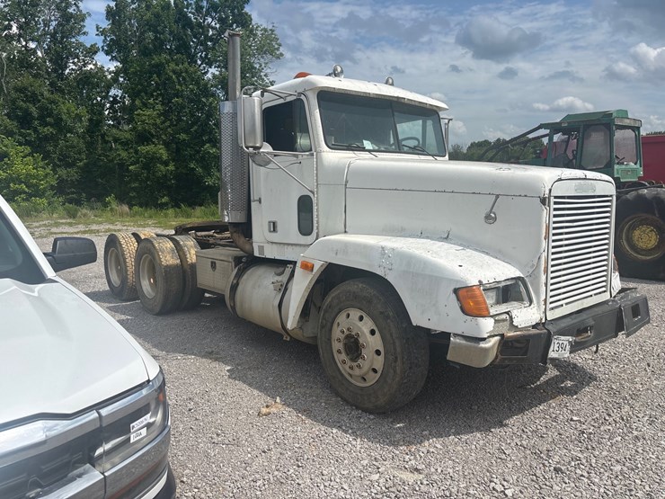 1998-freightliner-fld120-image-2