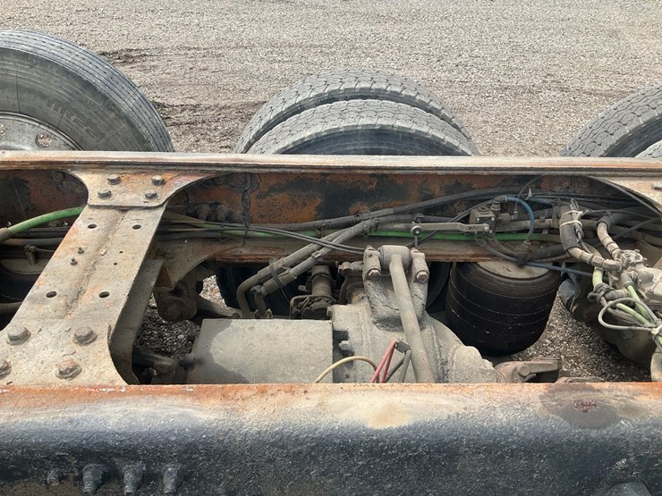 2010-freightliner-m2-106-image-58