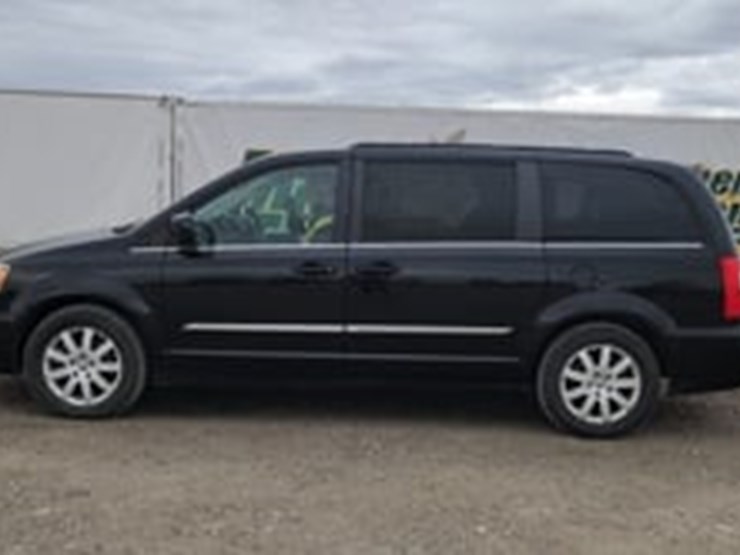 2013-chrysler-town-&-country-image-5