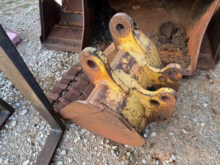 case-24"-backhoe-rear-bucket-image-6