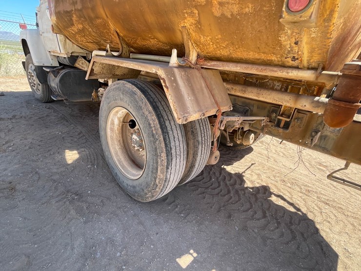 1983-ford-8000-image-10