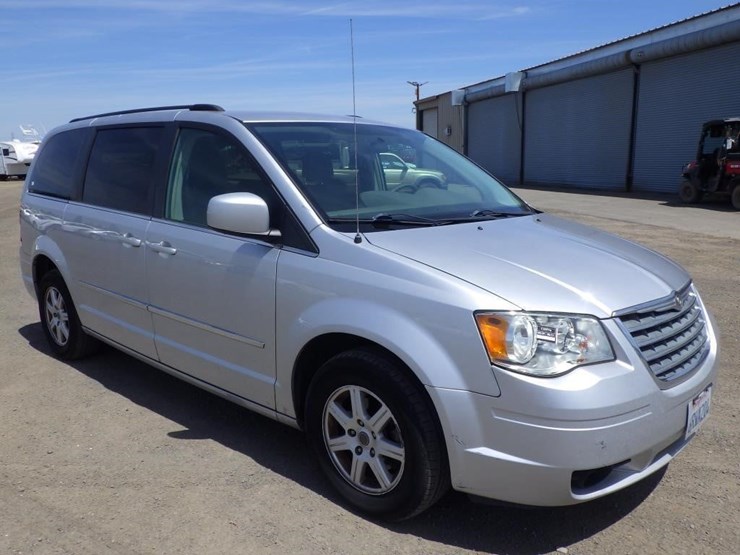 2010-chrysler-town-&-country-image-2