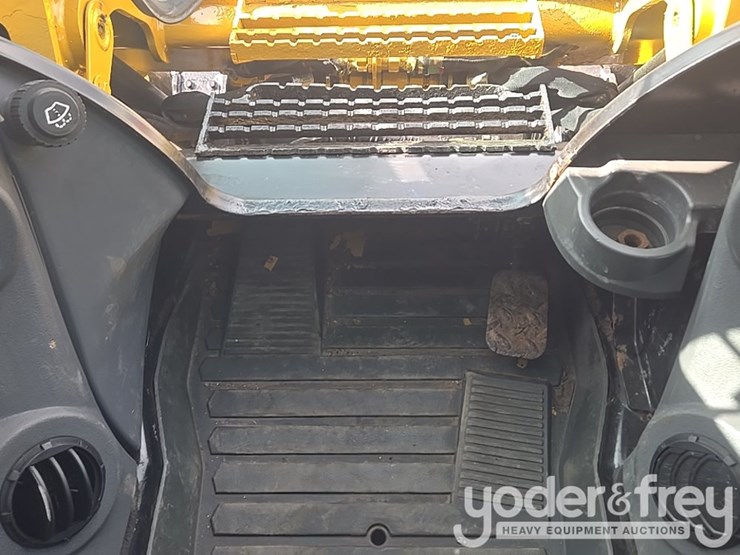 2018-caterpillar-262d-image-43