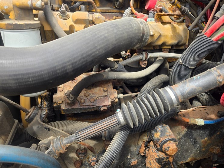 2005-freightliner-m2-106-image-31