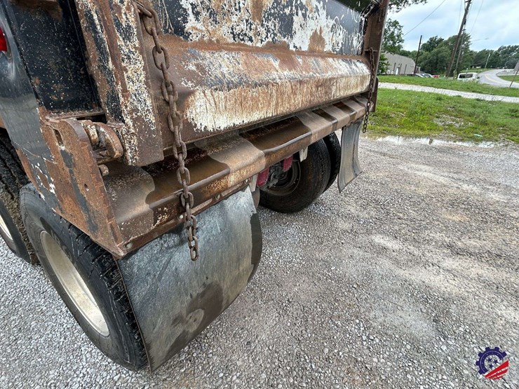 2016-volvo-vhd104b200-image-45