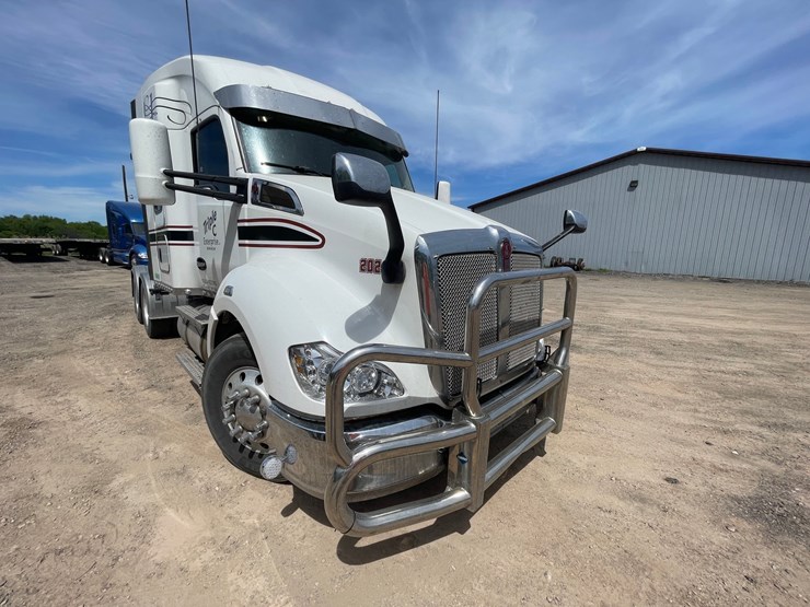 2016-kenworth-t680-image-51