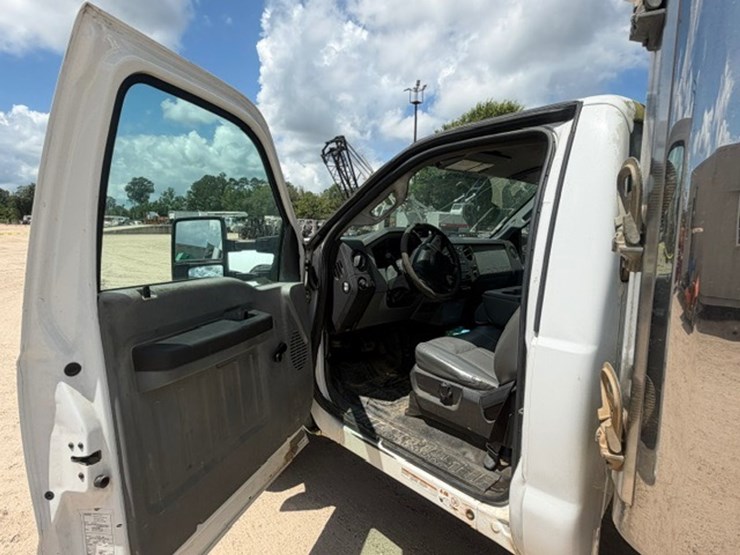 2013-ford-f550-image-40