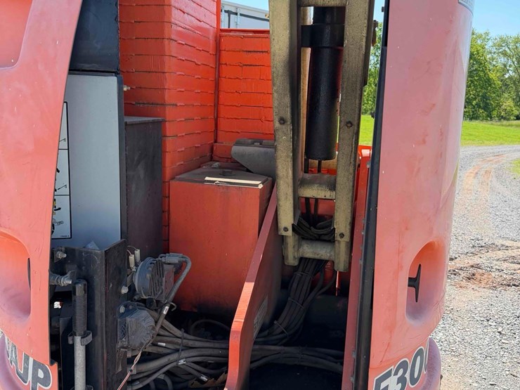 2000-jlg-e300ajp-image-16