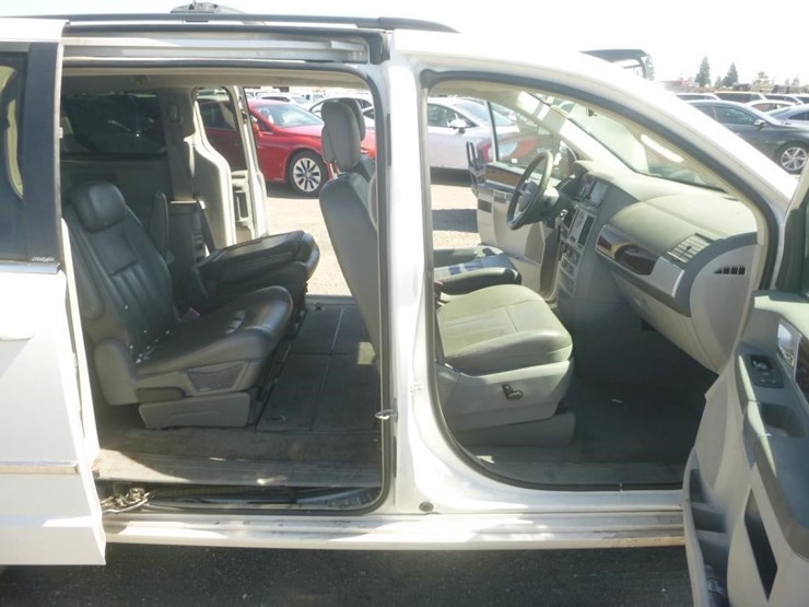 2010-chrysler-town-&-country-image-9