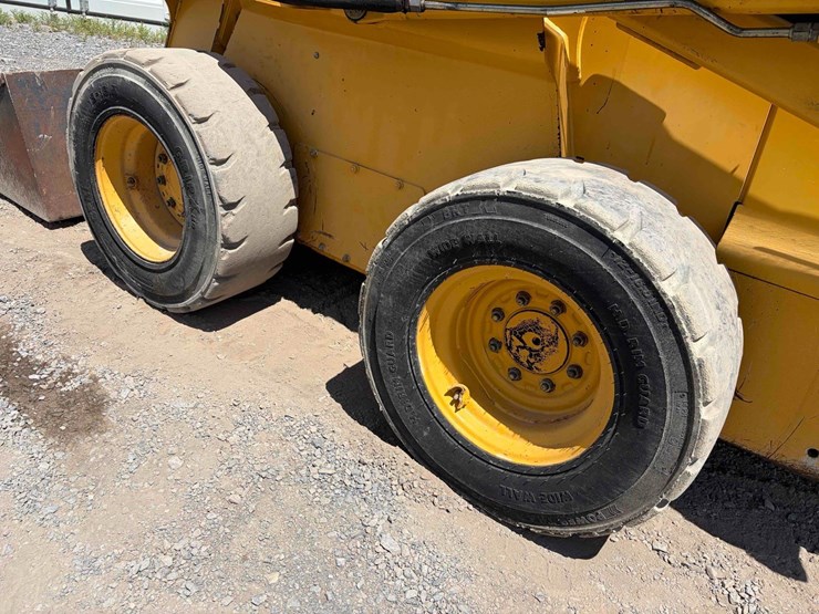 john-deere-325-image-8