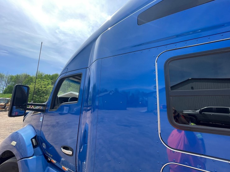 2015-kenworth-t680-image-13