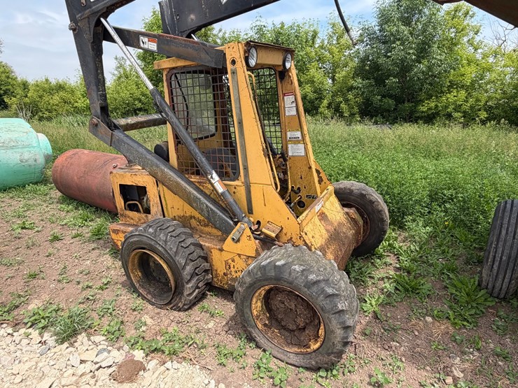 new-holland-l555-image-2