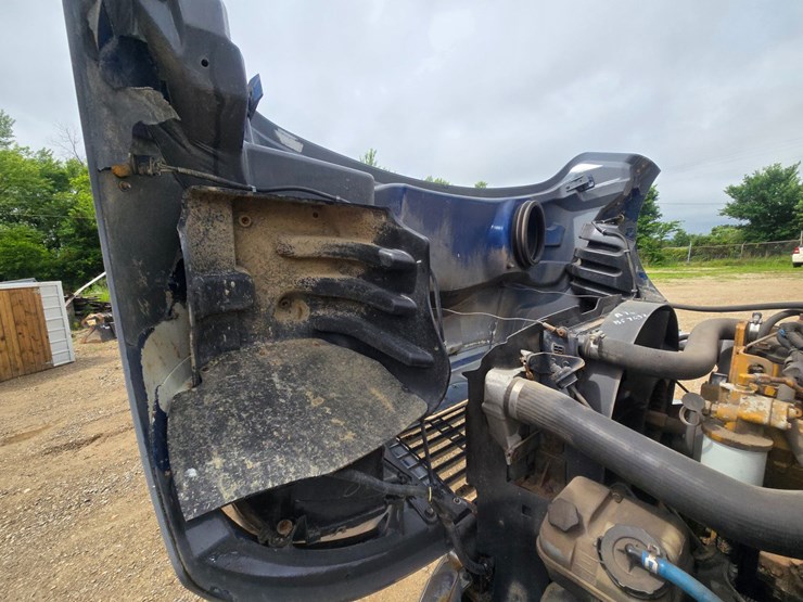 2005-freightliner-m2-106-image-38