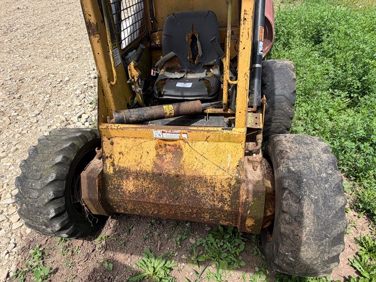 new-holland-l555-image-3