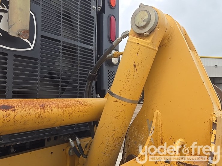 2011-deere-772g-image-33
