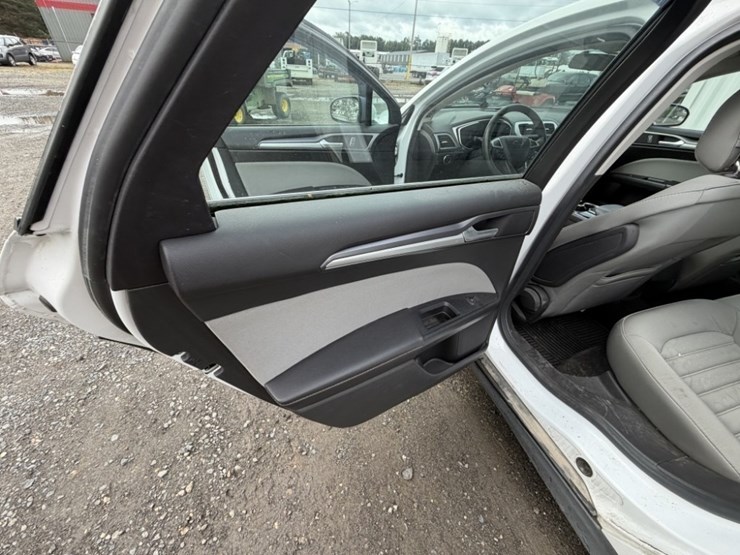 2015-ford-fusion-hybrid-sedan-image-21