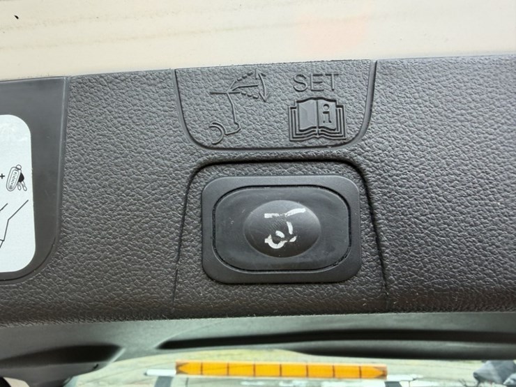 2016-ford-c-max-sel-hybrid-sedan-image-21