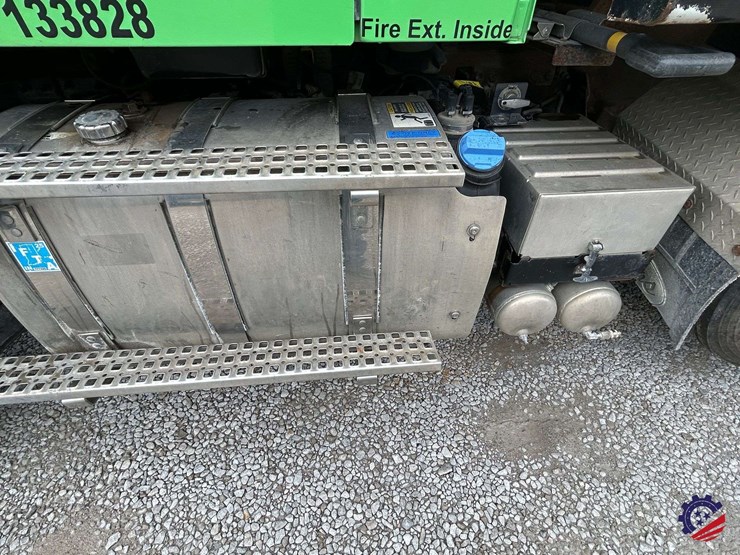 2016-volvo-vhd104b200-image-36