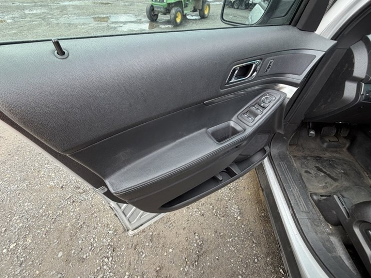 2015-ford-explorer-image-26