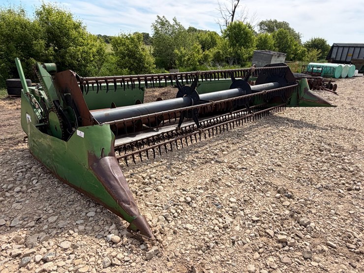 john-deere-220-image-1