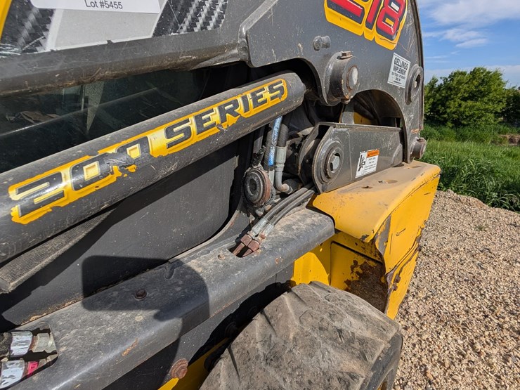 #5455-•-new-holland-218-skid-loader-image-10