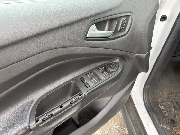 2016-ford-c-max-sel-hybrid-sedan-image-25
