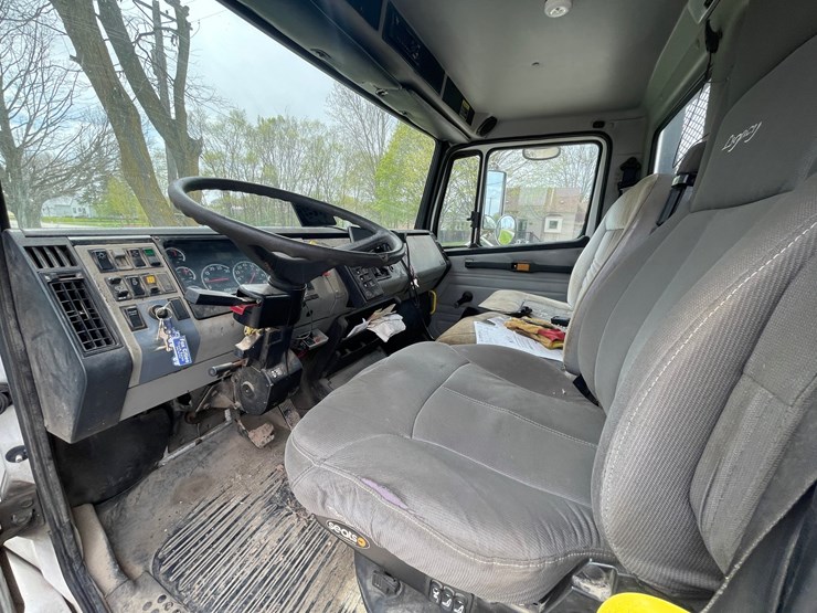 2002-freightliner-fl80-image-40