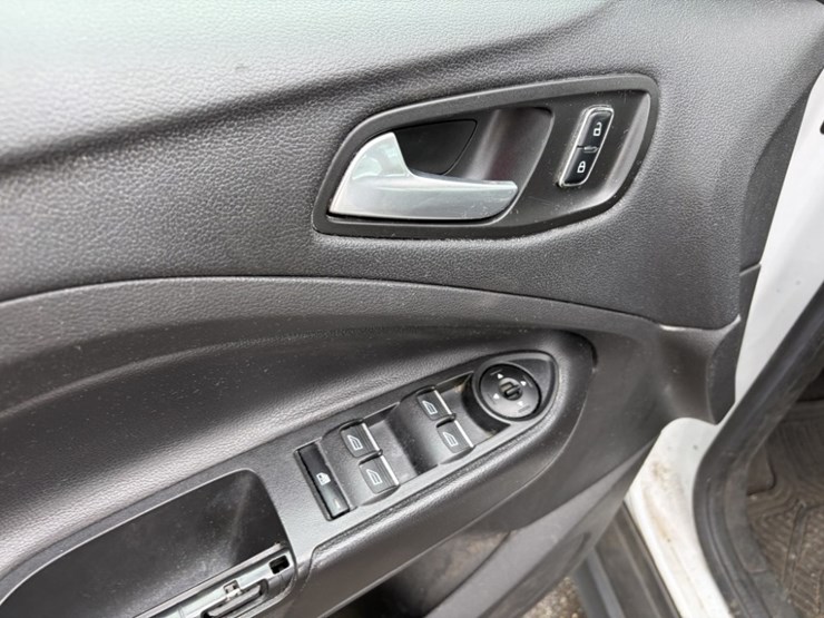 2016-ford-c-max-sel-hybrid-sedan-image-26