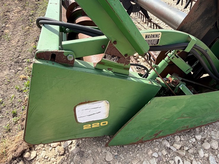 john-deere-220-image-13