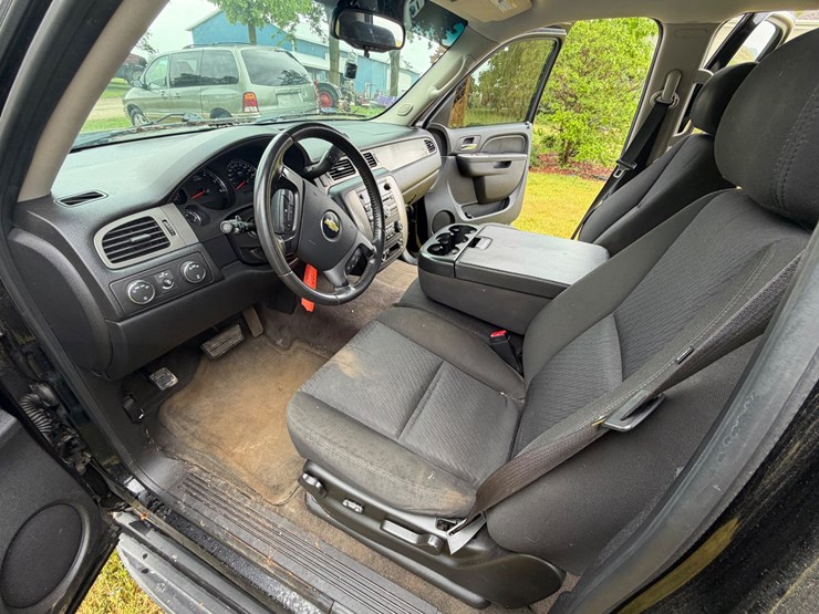 2010-chevrolet-tahoe-image-12