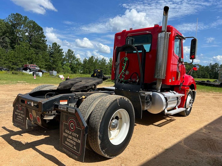 2006-freightliner-columbia-120-image-3