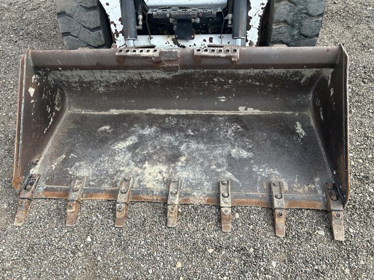 2015-bobcat-s570-image-16