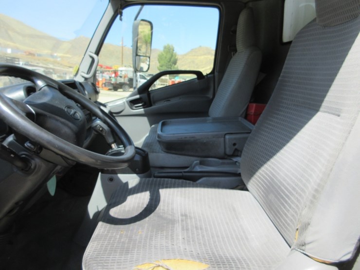 2015-hino-195h-image-7
