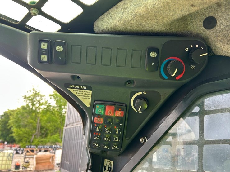 2018-deere-317g-image-21