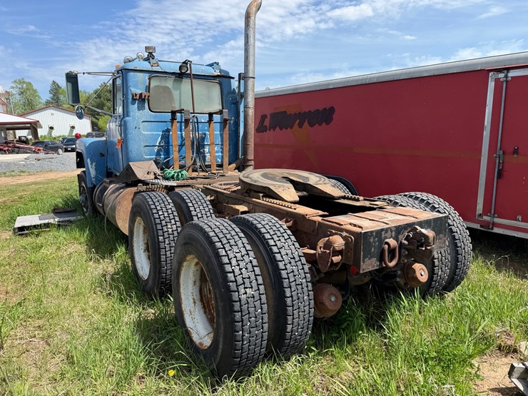 1984-mack-r686st-image-7