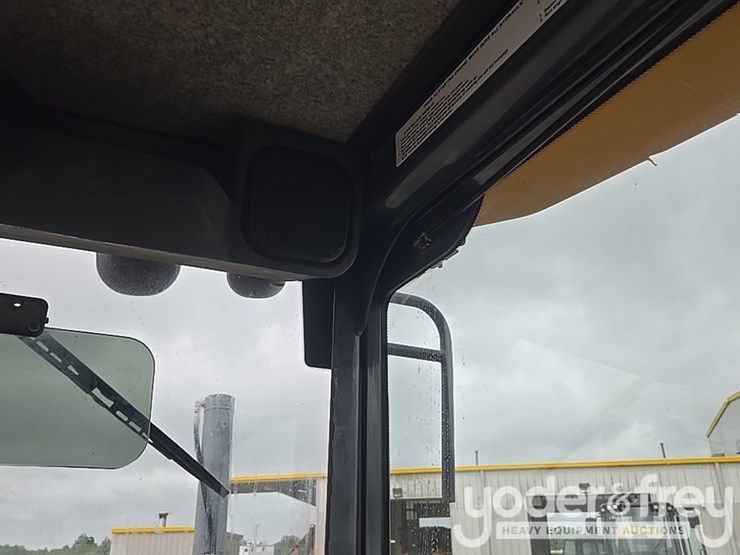 2011-deere-772g-image-63