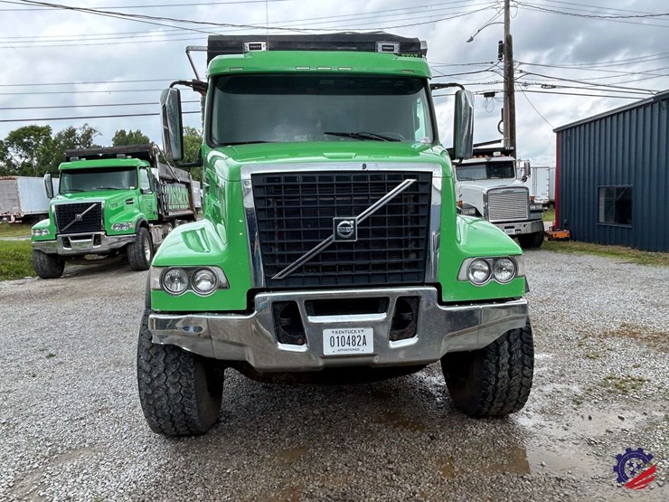 2016-volvo-truck-vhd-quad-axle-dump-truck-image-10