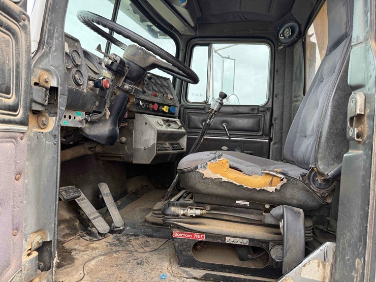 1989-mack-semi-image-25