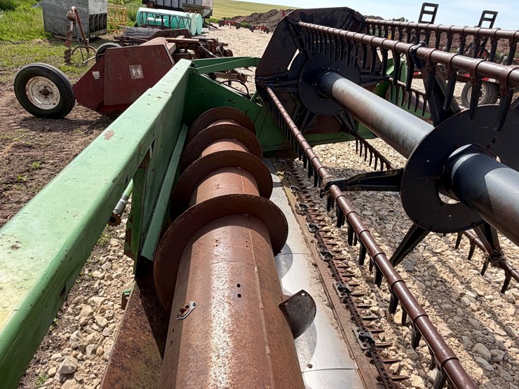 john-deere-220-image-11