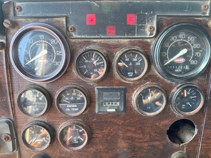 1993-peterbilt-379-image-18