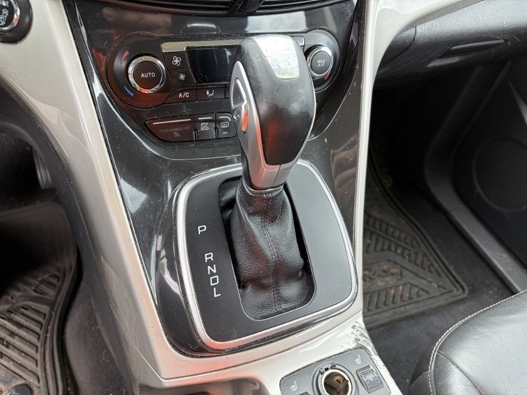 2016-ford-c-max-sel-hybrid-sedan-image-32