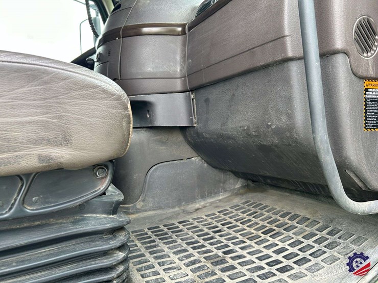 2016-volvo-truck-vhd-quad-axle-dump-truck-image-95