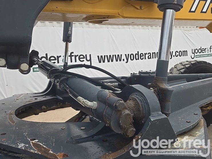 2011-deere-772g-image-24