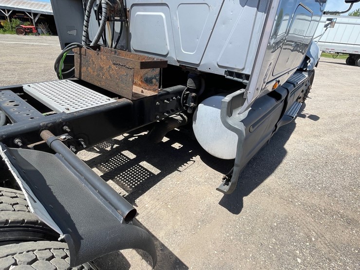 #304-•-2016-international-semi-tractor-(has-wi-title)-(denmark,wi)-image-39