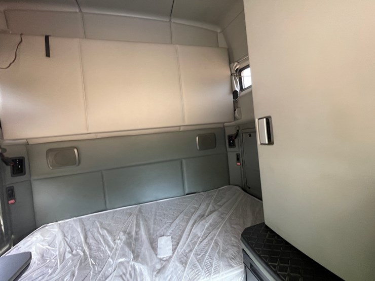 2015-kenworth-t680-image-63