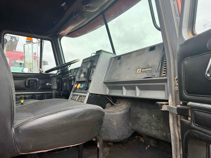 2000-mack-semi-image-19