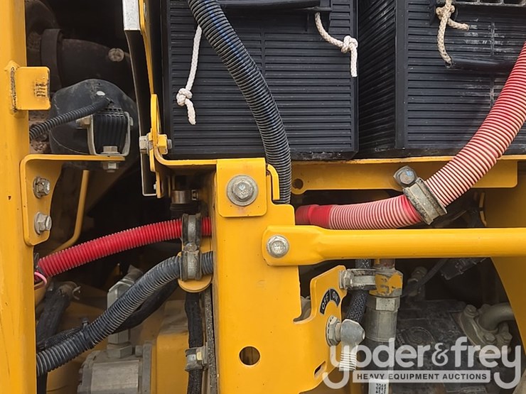 2011-deere-772g-image-38