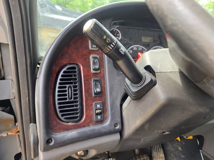 2005-freightliner-m2-106-image-63