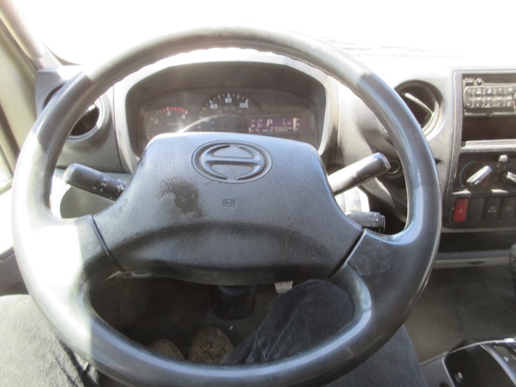 2015-hino-195h-image-9